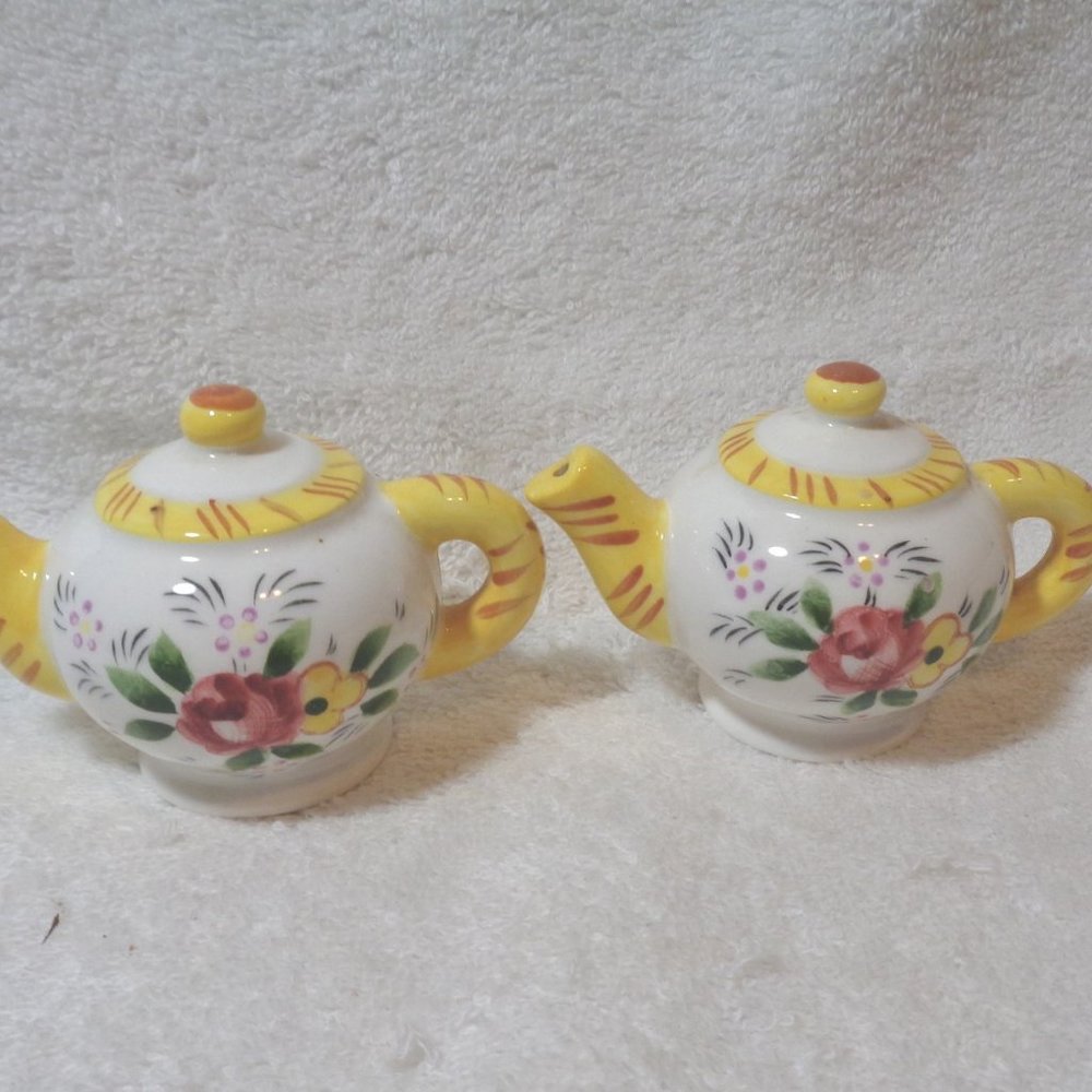 Cute Pair of Vintage Teapot Salt and Pepper Shakers.